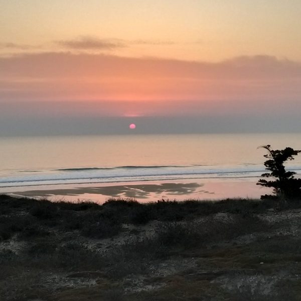 coucher de soleil rose et violet à longeville sur mer