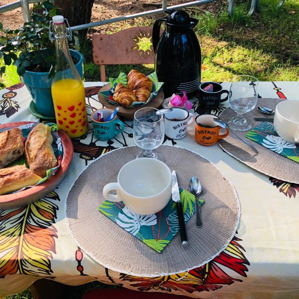 table de petit déjeuner extérieure Mana'O surf camp