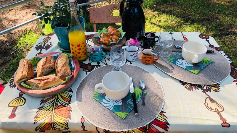 table de petit déjeuner extérieure Mana'O surf camp