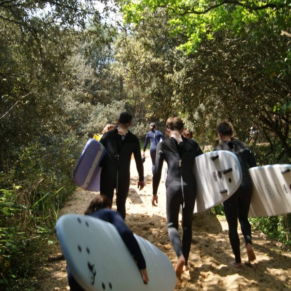 départ du Mana'o surf camp vers la plage à Longeville.