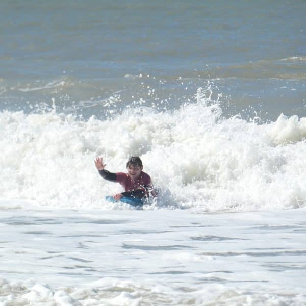 un homme qui fait du bodyboard sur une vague à Longeville