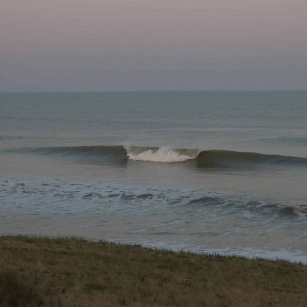 une vague au lever du jour à longeville sur mer